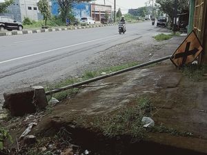 Lapur! Papan Rambu di Simpang Empat Sub Terminal Delanggu Ambruk