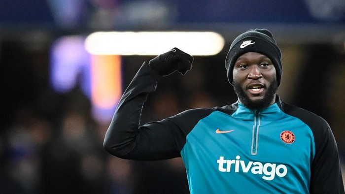 Chelseas Belgian striker Romelu Lukaku gestures prior to the start of the UEFA Champions League round of 16 first leg football match between Chelsea and Lille (LOSC) at Stamford Bridge stadium, in London, on February 22, 2022. (Photo by JUSTIN TALLIS / AFP)