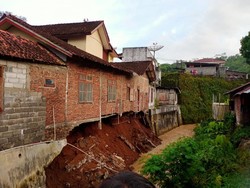 Ngeri! Fondasi Tergerus Banjir, Rumah di Wonosobo Ini Menggantung
