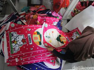 Warga Jombang Ini Cuan Rp 80 Juta Per Bulan dari Bisnis Sajadah Kartun