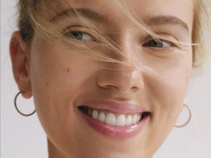 Ikuti Jejak Rihanna, Scarlett Johansson Rilis Brand Kecantikan Sendiri