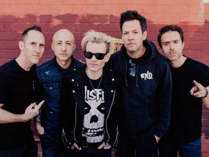 Kolaborasi Pertama Kali Simple Plan dan Deryck Sum 41