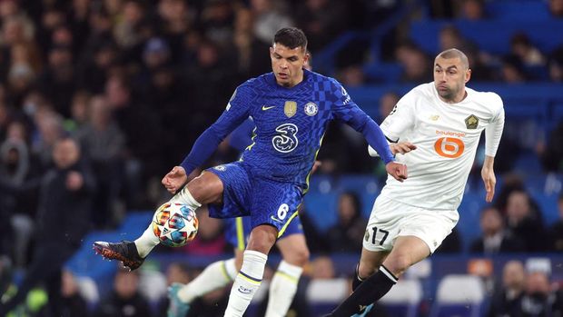 Soccer Football - Champions League - Round of 16 First Leg - Chelsea v Lille - Stamford Bridge, London, Britain - February 22, 2022 Chelsea's Thiago Silva in action with Lille's Burak Yilmaz Action Images via Reuters/Matthew Childs