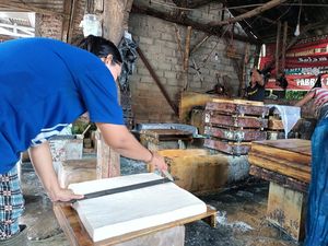 Takut Pelanggan Lari, Produsen Tahu di Probolinggo Perkecil Ukuran Takut Pelanggan Lari, Produsen Tahu di Probolinggo Perkecil Ukuran
