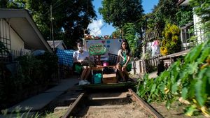 Kereta Lori Keliling Kampung Bantu Anak-anak Filipina Tetap Belajar