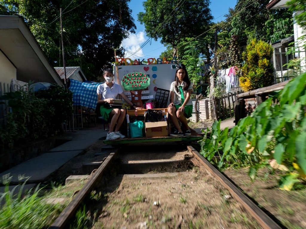Kereta Lori Keliling Kampung Bantu Anak-anak Filipina Tetap Belajar