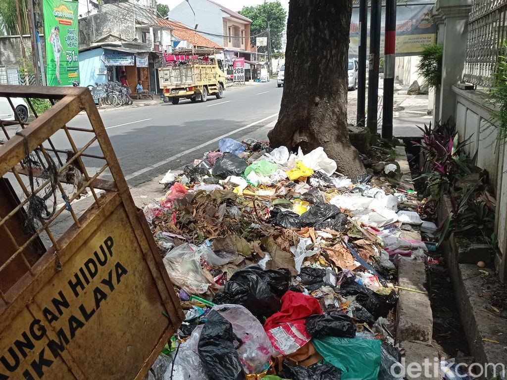 Warga Keluhkan Tumpukan Sampah Kotori Jalan Protokol Kota Tasik