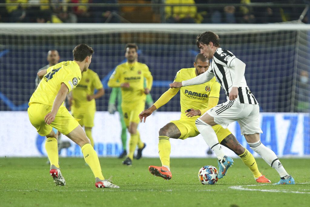 Juventus' Dusan Vlahovic, right, is challenged by Villarreal's Etienne Capoue, second right, and Villarreal's Pau Torres during the Champions League, round of 16, first leg soccer match between Villarreal and Juventus at the Ceramica stadium in Villarreal, in Villarreal, Spain, Tuesday, Feb. 22, 2022. (AP Photo/Alberto Saiz)