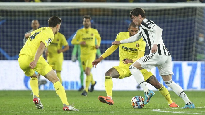 Villarreal Vs Juventus Tuntas 1-1, Vlahovic Bikin Gol Bersejarah Juventus' Dusan Vlahovic, right, is challenged by Villarreal's Etienne Capoue, second right, and Villarreal's Pau Torres during the Champions League, round of 16, first leg soccer match between Villarreal and Juventus at the Ceramica stadium in Villarreal, in Villarreal, Spain, Tuesday, Feb. 22, 2022. (AP Photo/Alberto Saiz)