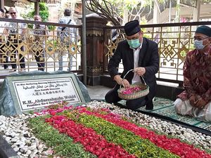 Wakil Ketum DMI Ziarah ke Makam Gus Dur