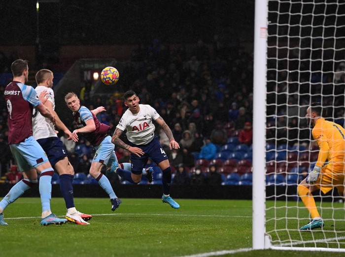 BURNLEY, ENGLAND - FEBRUARY 23: Ben Mee of Burnley scores their team's first goal during the Premier League match between Burnley and Tottenham Hotspur at Turf Moor on February 23, 2022 in Burnley, England.  (Photo by Stu Forster/Getty Images)
