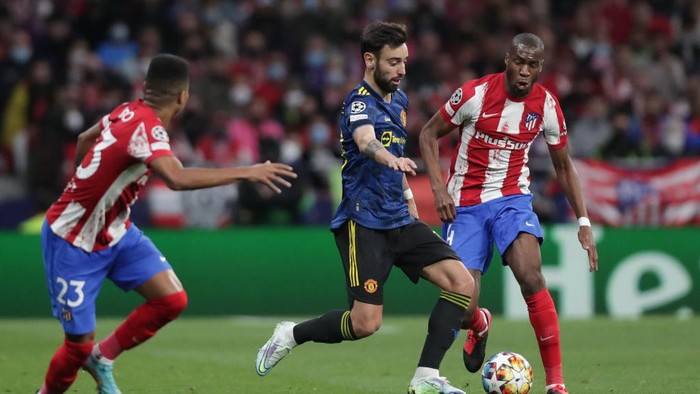 MADRID, SPAIN - FEBRUARY 23: Bruno Fernandes (2ndL) of Manchester United competes for the ball with Geoffrey Kondogbia (R) of Atletico de Madrid during the UEFA Champions League Round Of Sixteen Leg One match between Atletico Madrid and Manchester United at Wanda Metropolitano on February 23, 2022 in Madrid, Spain. (Photo by Gonzalo Arroyo Moreno/Getty Images)