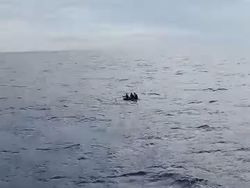 Kapal Karam, 3 Nelayan Sultra Selamat Usai 14 Jam Terombang-ambing di Lautan Kapal Karam, 3 Nelayan Sultra Selamat Usai 14 Jam Terombang-ambing di Lautan