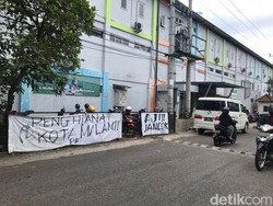 Akademi Sepak Bola Aji Santoso Jadi Sasaran Vandalisme Oknum Suporter