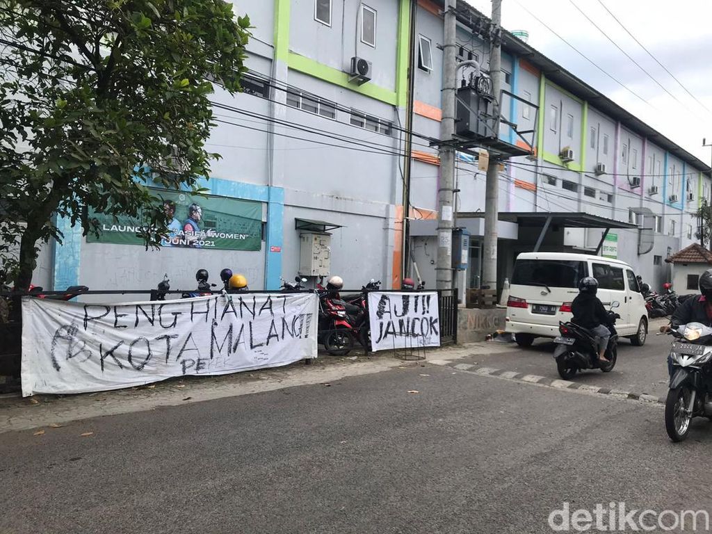 Arema FC Minta Maaf ke Aji Santoso soal Aksi Vandalisme Oknum Suporter