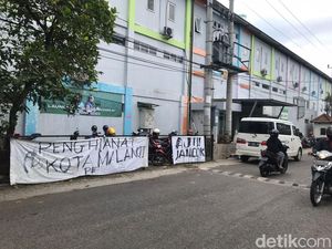 Vandalisme di Akademi Sepak Bola Aji Santoso Usai Persebaya Tumbangkan Arema Vandalisme di Akademi Sepak Bola Aji Santoso Usai Persebaya Tumbangkan Arema