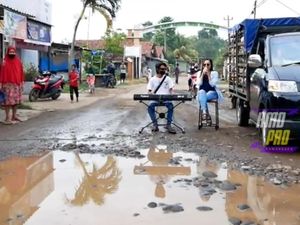 Protes Jalan Rusak, Seniman Pemalang Konser di Tengah Kubangan