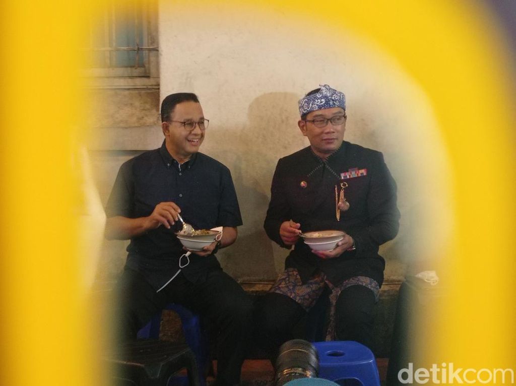 Cerita Penjual Bubur Ayam PR yang Disambangi Anies Baswedan dan Ridwan Kamil