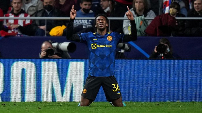 MADRID, SPAIN - FEBRUARY 23: Anthony Elanga of Manchester United celebrates after scoring their teams first goal during the UEFA Champions League Round Of Sixteen Leg One match between Atletico Madrid and Manchester United at Wanda Metropolitano on February 23, 2022 in Madrid, Spain. (Photo by Angel Martinez/Getty Images)