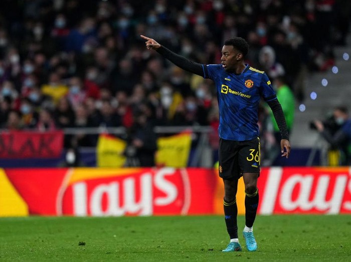 MADRID, SPAIN - FEBRUARY 23: Anthony Elanga of Manchester United celebrates after scoring their teams first goal during the UEFA Champions League Round Of Sixteen Leg One match between Atletico Madrid and Manchester United at Wanda Metropolitano on February 23, 2022 in Madrid, Spain. (Photo by Angel Martinez/Getty Images)