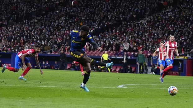 Manchester United's Anthony Elanga scores his side's first goal during the Champions League, round of 16, first leg soccer match between Atletico Madrid and Manchester United at the Wanda Metropolitano stadium in Madrid, Spain, Wednesday, Feb. 23, 2022. (AP Photo/Manu Fernandez)