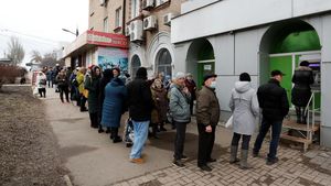 Antrean ATM Mengular Panjang di Ukraina