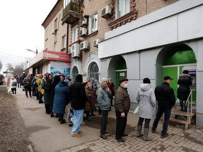 Antrean ATM Mengular Panjang di Ukraina