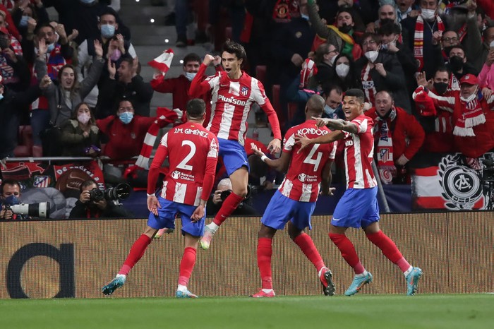 MADRID, SPAIN - FEBRUARY 23: Joao Felix of Atletico Madrid celebrates with teammates after scoring their teams first goal during the UEFA Champions League Round Of Sixteen Leg One match between Atletico Madrid and Manchester United at Wanda Metropolitano on February 23, 2022 in Madrid, Spain. (Photo by Gonzalo Arroyo Moreno/Getty Images)