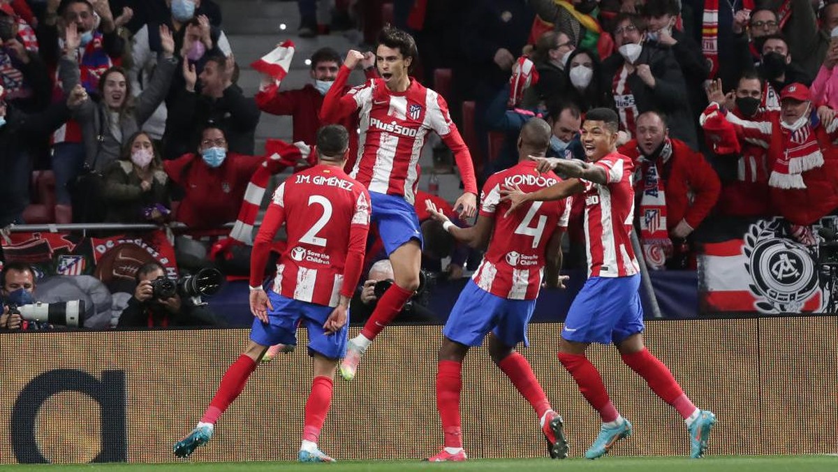 Joao Felix (kedua dari kiri) merayakan golnya ke gawang MU. Foto: Getty Images/Gonzalo Arroyo Moreno