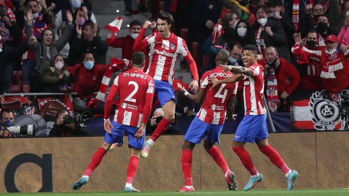 MADRID, SPAIN - FEBRUARY 23: Joao Felix of Atletico Madrid celebrates with teammates after scoring their teams first goal during the UEFA Champions League Round Of Sixteen Leg One match between Atletico Madrid and Manchester United at Wanda Metropolitano on February 23, 2022 in Madrid, Spain. (Photo by Gonzalo Arroyo Moreno/Getty Images)