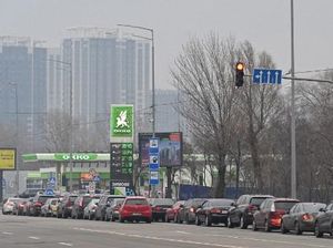 Tangis Warga yang Terjebak Macet Saat Coba Tinggalkan Kiev Ukraina