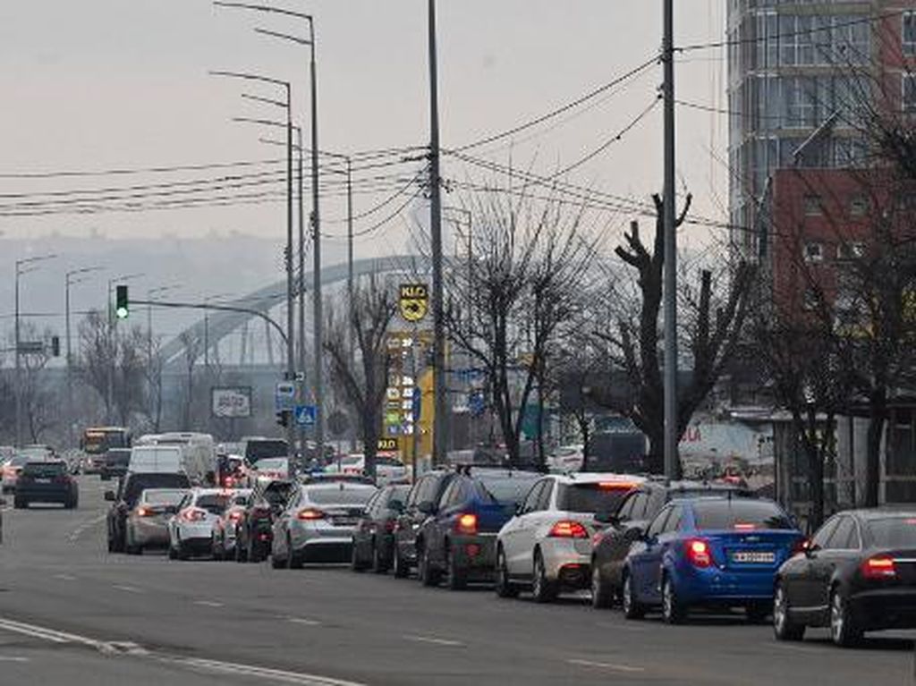 Biar Aman dari Serangan Rusia, Mobil Warga China Diminta Pasang Bendera Tiongkok di Ukraina
