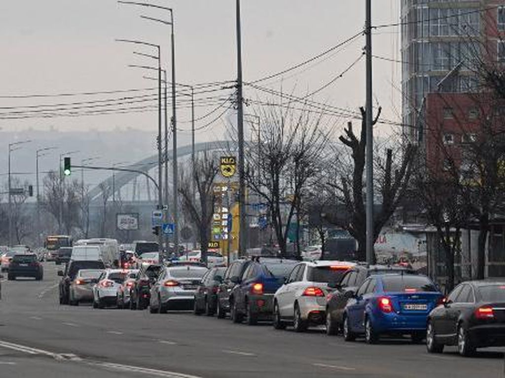 Biar Aman dari Serangan Rusia, Mobil Warga China Diminta Pasang Bendera Tiongkok di Ukraina Biar Aman dari Serangan Rusia, Mobil Warga China Diminta Pasang Bendera Tiongkok di Ukraina
