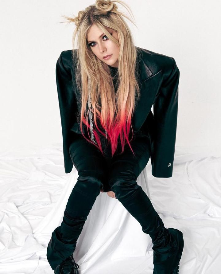 Dikenal pada era 90an, Avril Lavigne merupakan penyanyi sekaligus penulis lagu dengan segudang prestasi