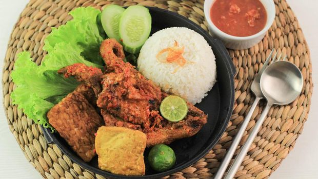 Ayam Taliwang is Lombok's Special Food, Made from Young Smoked Chicken, Spiced and Grill with Chilli Sauce. Served with Plecing Kangkung (Water Spinach) and Rice