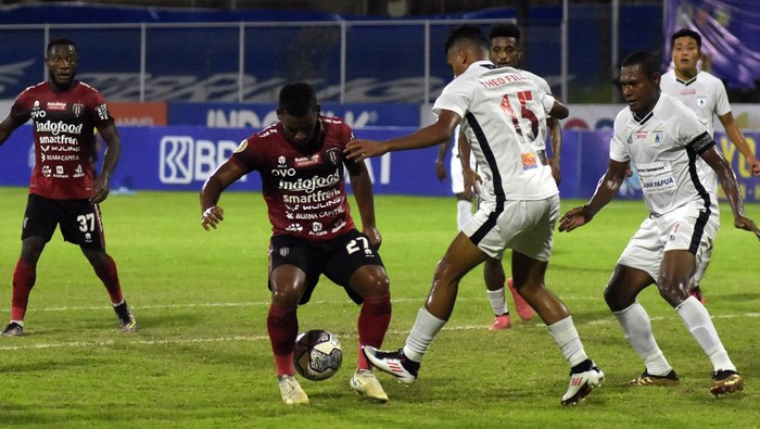 Pesepak bola Bali United Eber Bessa (kedua kiri) berebut bola dengan pesepak bola Persipura Jayapura Theo Fillo (tengah) pada pertandingan Liga 1 di Stadion I Gusti Ngurah Rai, Denpasar, Bali, Kamis (24/2/2022). ANTARA FOTO/Nyoman Hendra Wibowo/rwa.