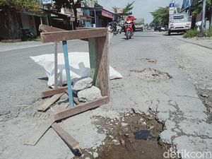 Awas, Ada Bangku Berdiri di Tengah Jalan Rusak Wonosari Klaten