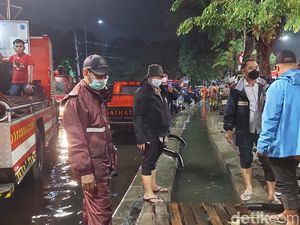 Banjir di Jalan Semarang Surabaya Sempat Bikin Macet