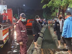 Banjir di Jalan Semarang Surabaya Sempat Bikin Macet