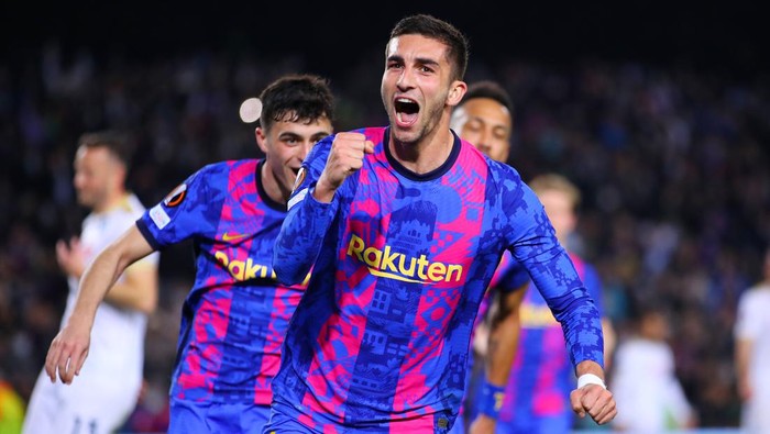 BARCELONA, SPAIN - FEBRUARY 17: Ferran Torres of FC Barcelona (R) celebrates with teammate Pedri after scoring their teams first goal from the penalty spot during the UEFA Europa League Knockout Round Play-Off Leg One match between FC Barcelona and SSC Napoli at Camp Nou on February 17, 2022 in Barcelona, Spain. (Photo by Eric Alonso/Getty Images)