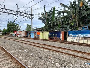 Alasan KAI Belum Gusur Bedeng Dekat JIS pada Februari