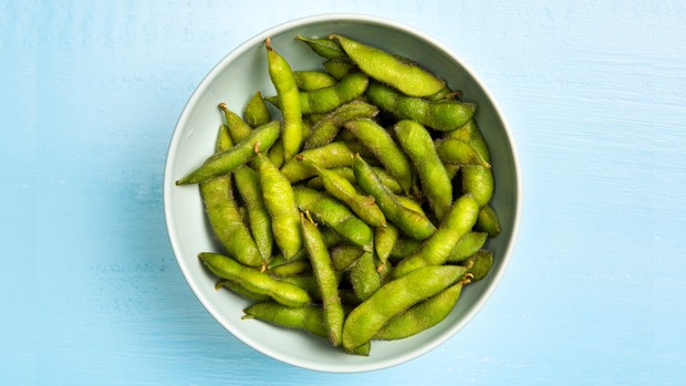 Manfaat edamame untuk membantu menurunkan kolesterol.