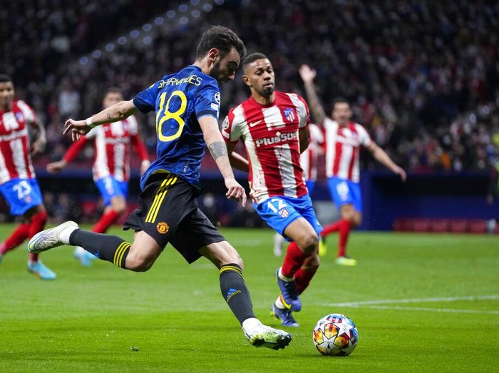 Manchester Uniteds Bruno Fernandes takes a shot during the Champions League, round of 16, first leg soccer match between Atletico Madrid and Manchester United at the Wanda Metropolitano stadium in Madrid, Spain, Wednesday, Feb. 23, 2022. (AP Photo/Manu Fernandez)
