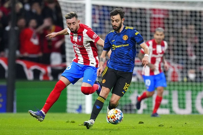Manchester Uniteds Bruno Fernandes takes a shot during the Champions League, round of 16, first leg soccer match between Atletico Madrid and Manchester United at the Wanda Metropolitano stadium in Madrid, Spain, Wednesday, Feb. 23, 2022. (AP Photo/Manu Fernandez)