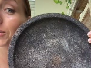 Doyan Nyambel, Bule Ini Minta Tips Netizen Cara Bersihkan Cobek Berjamur