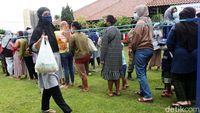 Warga Antre demi Minyak Goreng Rp 14.000/Liter