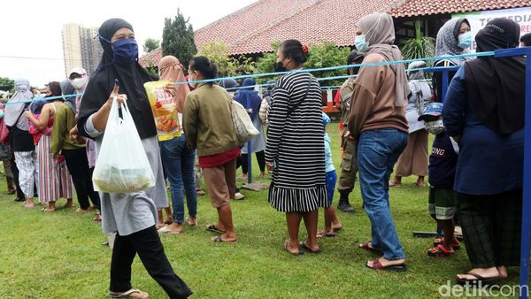 Warga Antre demi Minyak Goreng Rp 14.000/Liter