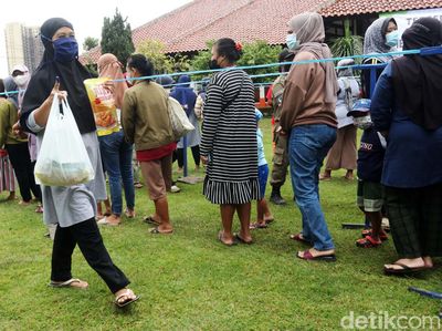 Warga Antre demi Minyak Goreng Rp 14.000/Liter