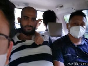 Deteni WN Palestina yang Ditangkap di Jakarta Dibawa Kembali ke Pasuruan Deteni WN Palestina yang Ditangkap di Jakarta Dibawa Kembali ke Pasuruan