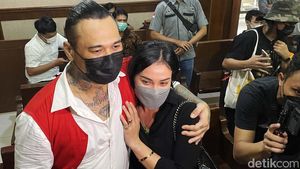 Pelukan Hangat Nora ke Jerinx Jelang Sidang Putusan